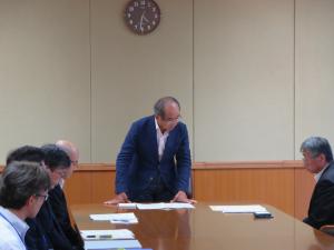 知事が委員長にお礼