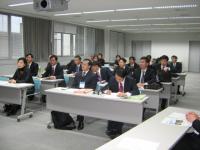 食品に含まれる農薬の基準の説明を聞いている様子