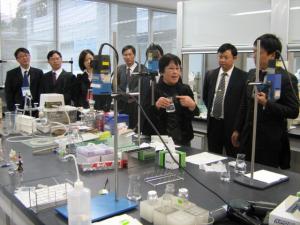 食品の検査室を視察する様子