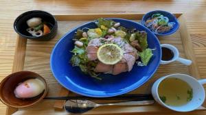 たっぷり野菜で食べるローストビーフ丼