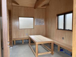 避難小屋内部1